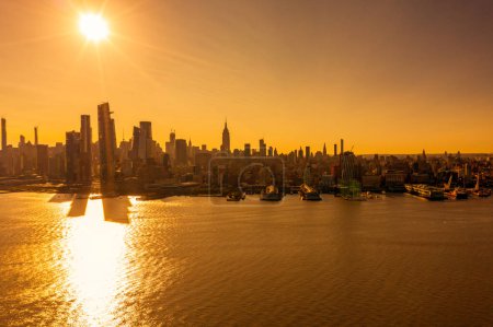 Téléchargez les photos : Drone photo NYC brume orange du Canada feux 2023 - en image libre de droit