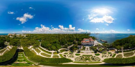 Téléchargez les photos : Drone 360 Miami Vizcaya Museum and Gardens Coconut Grove point de repère riverain - en image libre de droit