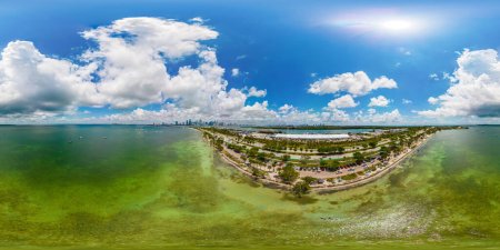 Téléchargez les photos : Photo Aérienne 360 équirectangulaire Miami Key Biscayne Beach hotspot de vacances d'été - en image libre de droit