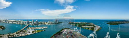 Foto de Panorama aéreo cosido Miami Beach con islas y puerto - Imagen libre de derechos