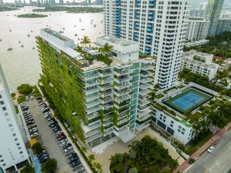 Téléchargez les photos : Miami Beach, Floride, États-Unis - 10 juin 2023 : Photo de drone aérien de la copropriété Monad Terrace Miami Beach - en image libre de droit