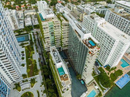 Foto de Miami Beach, FL, EE.UU. - 10 de junio de 2023: Foto de avión no tripulado aéreo del condominio Monad Terrace Miami Beach - Imagen libre de derechos