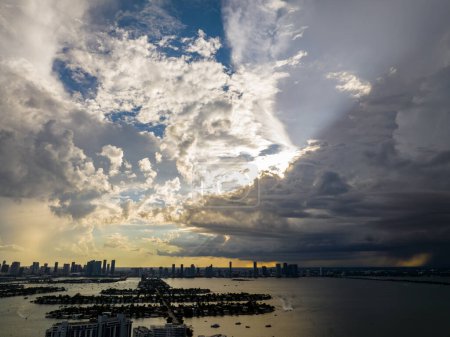 Foto de Hermoso cielo tormentoso dramático en Miami Beach - Imagen libre de derechos