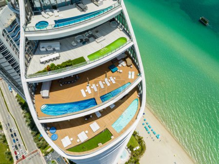 Téléchargez les photos : Sunny Isles Beach, Floride, États-Unis - 14 juin 2023 : Photo aérienne The Ritz Carlton Residences - en image libre de droit
