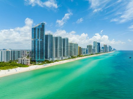 Téléchargez les photos : Sunny Isles Beach, Floride, États-Unis - 14 juin 2023 : Photo aérienne The Ritz Carlton Residences - en image libre de droit