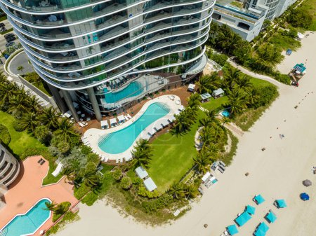 Foto de Sunny Isles Beach, FL, Estados Unidos - 14 de junio de 2023: Foto aérea The Ritz Carlton Residences - Imagen libre de derechos