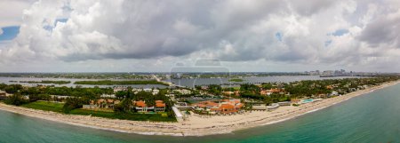 Téléchargez les photos : Palm Beach, Floride, États-Unis - 23 juin 2023 : Panorama aérien Mar A Lago Resort à Palm Beach Floride - en image libre de droit