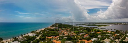 Téléchargez les photos : Palm Beach, Floride, États-Unis - 23 juin 2023 : Drone panorama Mar A Lago luxury resort in Palm Beach Florida - en image libre de droit
