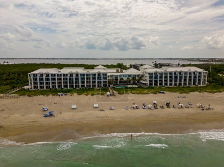 Téléchargez les photos : Hutchinson Beach, Floride, États-Unis - 23 juin 2023 : Photo aérienne Hutchinson Shores Resort Spa - en image libre de droit