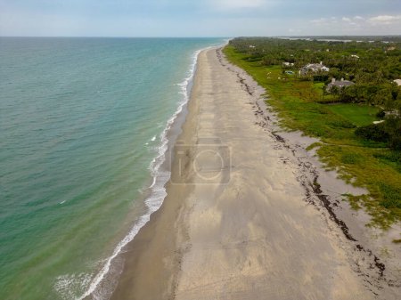 Téléchargez les photos : Saison de nidification des tortues Floride Loggerhead pistes sur le sable solstice d'été 2023 photo aérienne - en image libre de droit