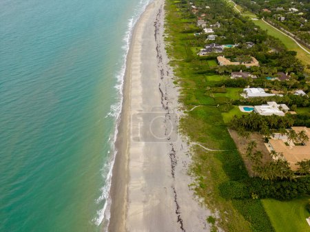 Téléchargez les photos : Saison de nidification des tortues Floride Loggerhead pistes sur le sable solstice d'été 2023 photo aérienne - en image libre de droit