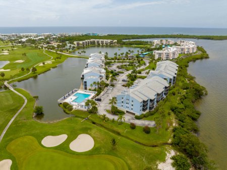 Téléchargez les photos : Paysages de parcours de golf photo aérienne à Stuart en Floride - en image libre de droit