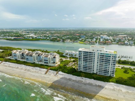 Foto de Foto aérea erosión de la playa Jupiter Island FL circa Verano 2023 - Imagen libre de derechos