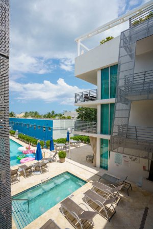 Foto de Miami Beach, FL, Estados Unidos - 29 de junio de 2023: Foto del Z Ocean Hotel Miami Beach piscina - Imagen libre de derechos