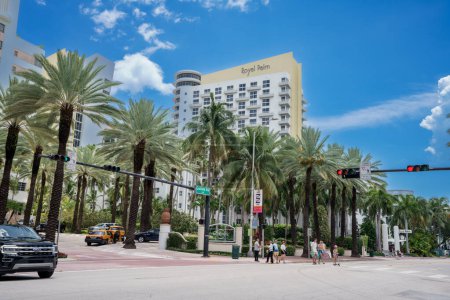 Foto de Miami Beach, FL, Estados Unidos - 29 de junio de 2023: Foto del Royal Palm Hotel Miami Beach Collins Avenue - Imagen libre de derechos