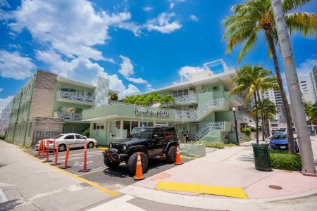 Téléchargez les photos : Miami Beach, FL, États-Unis - juin 29, 2023 : Z Ocean Hotel and Deco Drive Cigars Shop Ocena Drive - en image libre de droit
