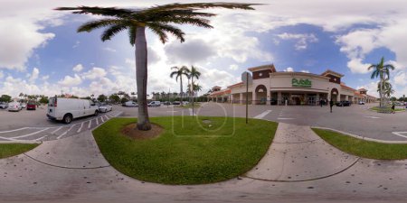 Téléchargez les photos : Dania Beach, FL, USA - 29 Juin 2023 : 360 photo équirectangulaire Publix Supermarket - en image libre de droit