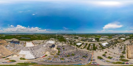 Foto de Jensen Beach, FL, Estados Unidos - 1 de julio de 2023: Aerial 360 equirectangular photo Treasure Coast Square Jensen Beach Florida - Imagen libre de derechos