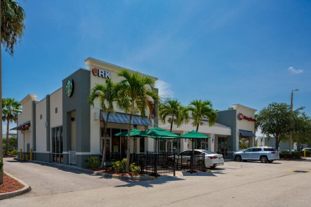 Téléchargez les photos : Stuart, FL, États-Unis - 1 juillet 2023 : Starbucks and Dairy Queen Pineapple Commons RK Shopping Center Stuart Florida - en image libre de droit