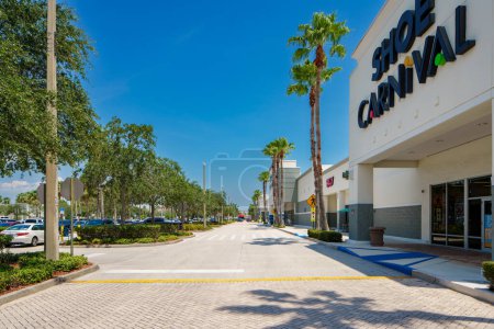 Téléchargez les photos : Stuart, Floride, États-Unis - 1 juillet 2023 : Photo de Pineapple Commons shopping plaza Stuart Floride - en image libre de droit