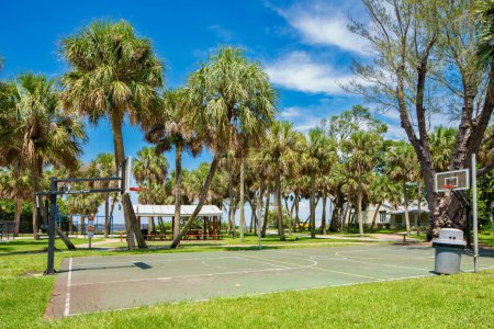 Téléchargez les photos : Terrain de basket à Flagler Park Stuart Floride - en image libre de droit