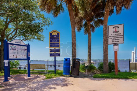 Téléchargez les photos : Stuart, FL, États-Unis - 1er juillet 2023 : Point d'accès à la promenade de la ville de Stuart - en image libre de droit
