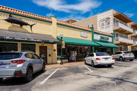 Foto de Stuart, FL, Estados Unidos - 1 de julio de 2023: Foto de tiendas y comercios a lo largo de SW Osceola Street Stuart Florida - Imagen libre de derechos