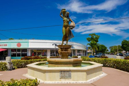 Foto de Stuart, FL, EE.UU. - 1 de julio de 2023: Estatua de la fuente de la mujer en Colorado Avenue y Osceola Street Stuart Florida - Imagen libre de derechos