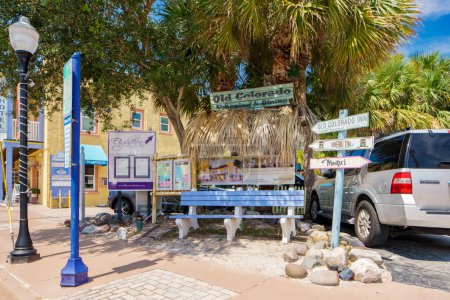Foto de Stuart, FL, Estados Unidos - 1 de julio de 2023: Banco de autobuses antiguo con señales de dirección que apuntan a la dirección de hoteles y restaurantes Stuart Florida - Imagen libre de derechos