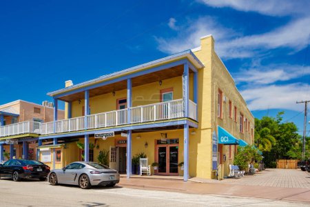 Foto de Stuart, FL, Estados Unidos - 1 de julio de 2023: The Old Colorado Inn Hotel Stuart Florida - Imagen libre de derechos