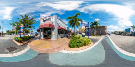 Téléchargez les photos : Stuart, FL, USA - juillet 1, 2023 : 360 equirectangulaire vr photo de Spritz City Bistro Restaurant - en image libre de droit