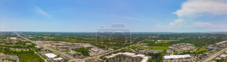 Téléchargez les photos : Jensen Beach, Floride, États-Unis - 1 juillet 2023 : Photo aérienne Jensen Beach High School et places commerçantes - en image libre de droit