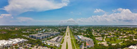 Téléchargez les photos : Stuart, Floride, États-Unis - 1er juillet 2023 : Photo panoramique de drone aérien Stuart Florida résidentiel et commercial sur la Federal Highway - en image libre de droit