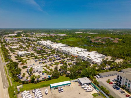 Foto de Stuart, FL, Estados Unidos - 1 de julio de 2023: Foto aérea Pineapple Commons RK Center shopping plaza Stuart Florida - Imagen libre de derechos