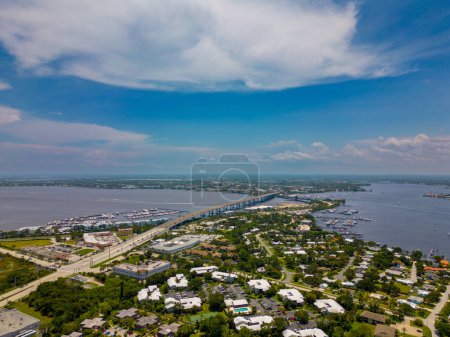Foto de Foto del dron aéreo Roosevelt Bridge Stuart Florida St Lucie River - Imagen libre de derechos