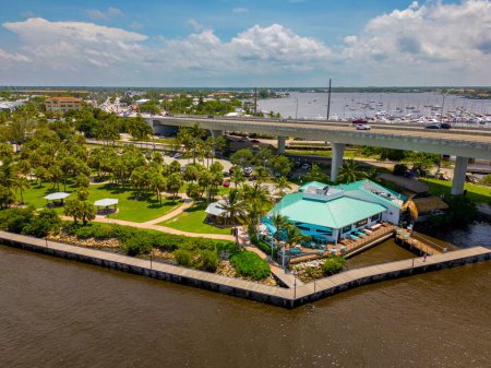 Téléchargez les photos : Stuart, Floride, États-Unis - 1 juillet 2023 : Photo aérienne Waterfront Sailfish Lounge and Grill Stuart Floride - en image libre de droit