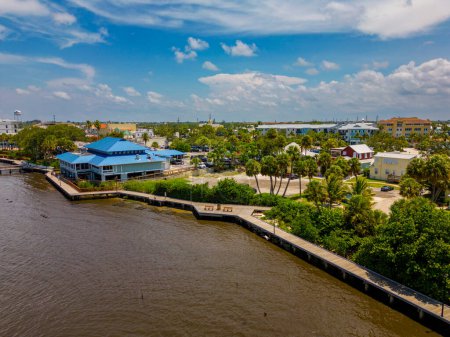 Téléchargez les photos : Stuart, Floride, États-Unis - 1 juillet 2023 : Photo aérienne Waterfront Sailfish Lounge and Grill Stuart Floride - en image libre de droit