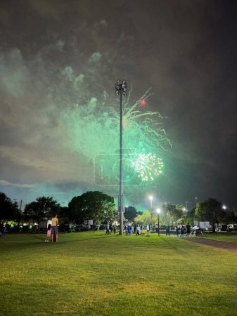 Téléchargez les photos : Weston, FL, États-Unis - 3 juillet 2023 : Incroyable spectacle de feux d'artifice à Weston en Floride vers 2023 - en image libre de droit