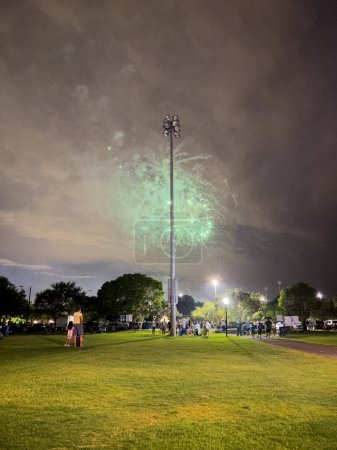 Foto de Weston, FL, EE.UU. - 3 de julio de 2023: Espectáculo de fuegos artificiales increíble en Weston Florida alrededor de 2023 - Imagen libre de derechos