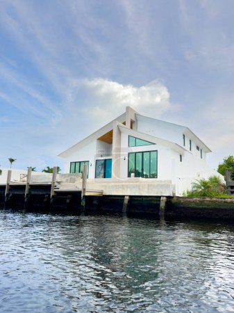 Foto de Fort Lauderdale, FL, EE.UU. - 6 de julio de 2023: Kayak o SUP pov de casas frente al mar en Fort Lauderdale, Florida - Imagen libre de derechos