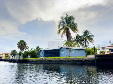 Téléchargez les photos : Fort Lauderdale, Floride, États-Unis- 6 juillet 2023 : Kayak ou SUP pov de maisons de jardin en bord de mer à Fort Lauderdale en Floride - en image libre de droit
