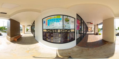 Téléchargez les photos : Davie, FL, USA - juillet 13, 2023 : 360 photo de 360 photo de Tower Shops kiosque d'information - en image libre de droit