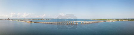 Téléchargez les photos : Panorama Aérien Pensacola Beach Floride États-Unis vers 2023 pont à péage - en image libre de droit