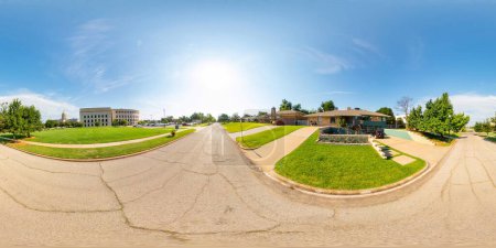 Téléchargez les photos : 360 photos équirectangulaires Maisons résidentielles typiques près de l'Oklahoma Capitol Building - en image libre de droit
