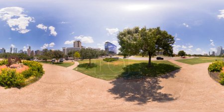 Téléchargez les photos : 360 photo équirectangulaire Scène de parc Centre-ville Austin Texas près du fleuve Colorado - en image libre de droit