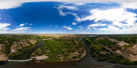 Téléchargez les photos : Photo aérienne 360 drone équirectangulaire City Park Pueblo Colorado États-Unis et Arkansas River - en image libre de droit