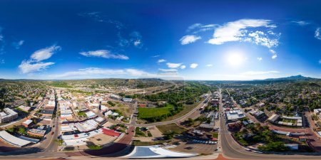 Téléchargez les photos : Drone aérien 360 photo équirectangulaire Trinidad Colorado circa 2023 - en image libre de droit
