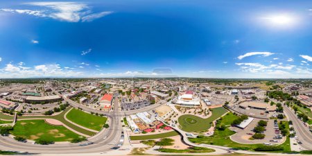 Téléchargez les photos : Drone aérien 360 Centre-ville Pueblo Colorado par Riverwalk équirectangulaire - en image libre de droit