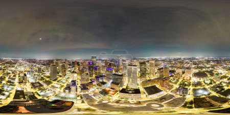 Téléchargez les photos : Drone 360 photo panoramique équirectangulaire Centre-ville de Houston Texas la nuit vers 2023 - en image libre de droit