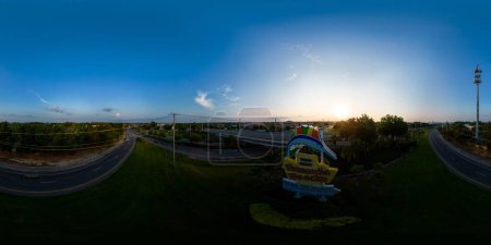 Téléchargez les photos : Pensacola, FL, États-Unis - 22 juillet 20223 : Photo aérienne 360 Pensacola Beach welcome road sig - en image libre de droit